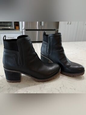 Korks Black Leather Chelsea Ankle Boots with Block Heel Size 7.5